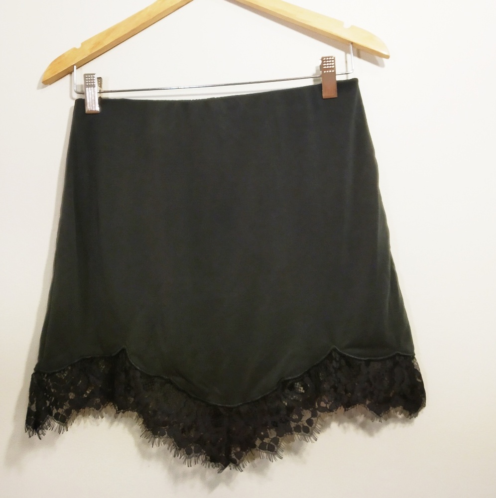 Black/grey knitted suede fabric skirt w lace